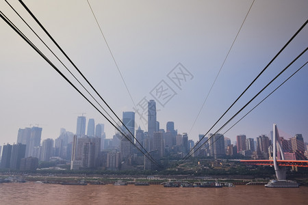 多雾路段重庆华市心长江上空的天线桥著名图片
