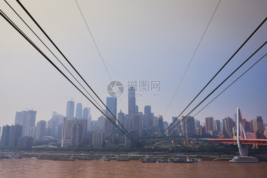 多雾路段重庆华市心长江上空的天线桥著名图片