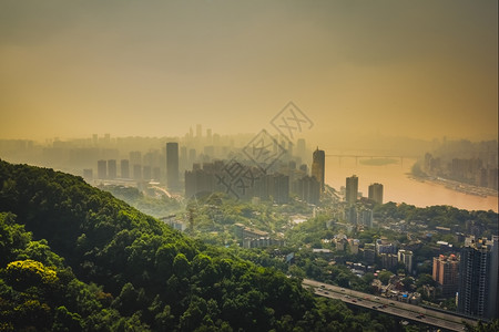 摩天大楼洪崖洞重庆华市心长江上空的天线现代图片