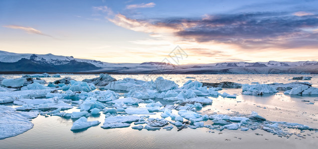 欧洲凉爽的景观Jokulsarlon冰川环礁湖日落时冰山的美丽景象冰岛全球升温概念图片