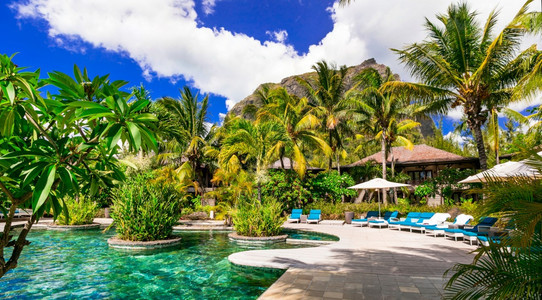 毛里求斯岛度假日设有温泉区和游泳池的毛里求斯岛屿度假村风景放松伞图片