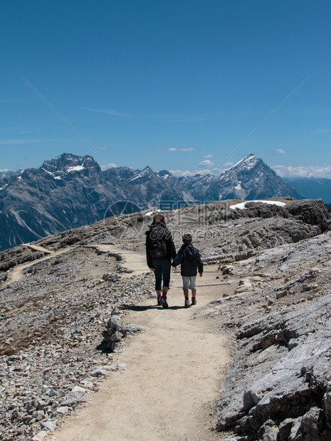 在夏季意大利多洛米人阿尔卑斯山的巴伦脉中走在石路之自然母亲图片