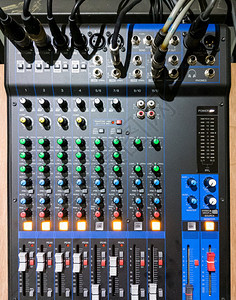 小型广播站使用与多条电线混合控制装置的紧凑结合控制黑色的细节按钮图片