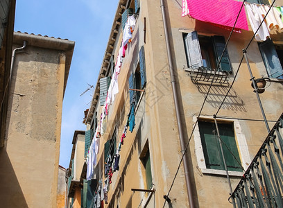 城市窗户衣服上穿内在意大利屋外干目的图片
