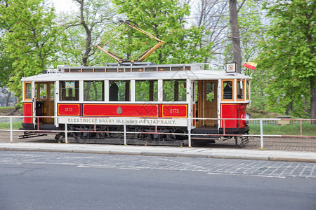 轨捷克布拉格市旧电车街道和汽公路2019年4月日有轨电车人们图片