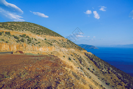 海浪景2019年月3日蓝色海希腊山丘和水城市图片