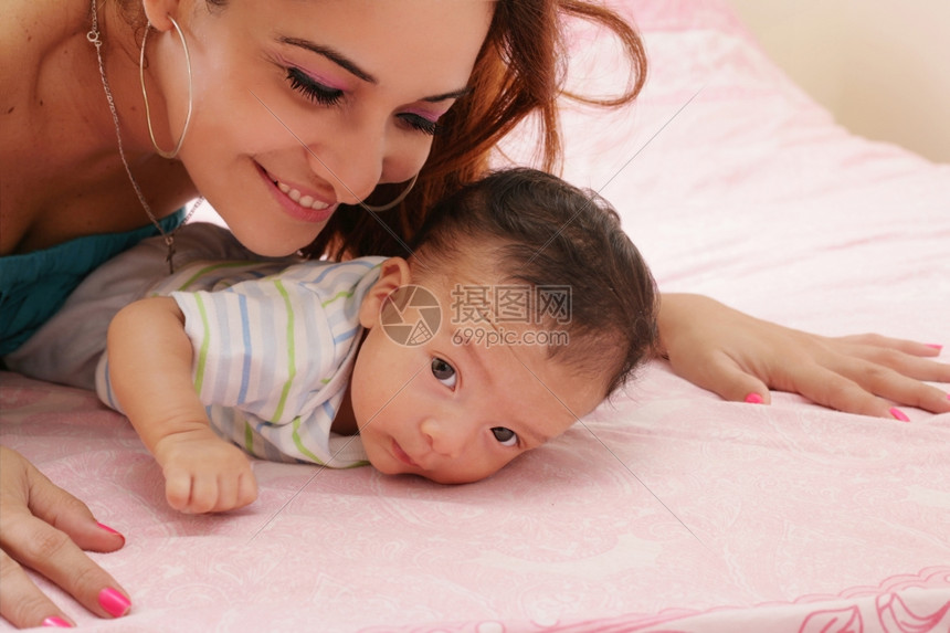 母亲及其新生婴儿的出卡斯蒂略关心白种人图片