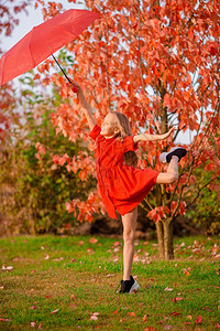 情绪快乐可爱的小孩秋天带着红伞快乐的女孩笑在红伞下婴儿幸福图片