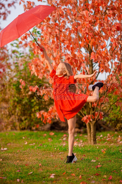 情绪快乐可爱的小孩秋天带着红伞快乐的女孩笑在红伞下婴儿幸福图片