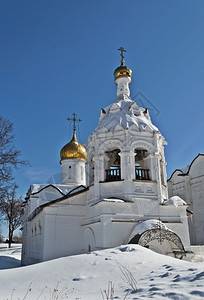 俄罗斯SergievPosad的圣帕拉斯科瓦教堂阳光明媚的冬季日著名叉英石图片