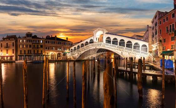 水贡多拉天空日落时的里亚尔托桥全景意大利威尼斯图片