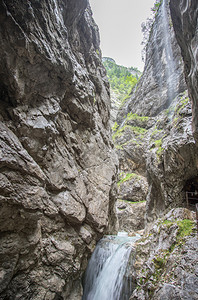 楚格峰欧洲阿尔卑斯山的一条野生河流景观图片