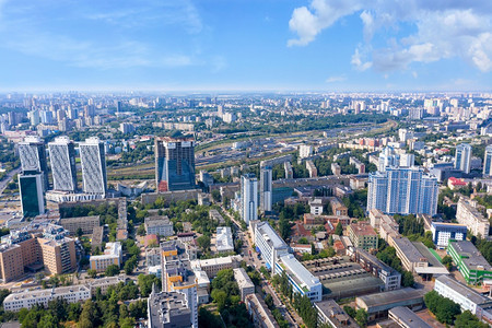 蓝色的道路城市住宅区的航空摄影俯瞰新的摩天大楼鸟瞰图在烟雾缭绕的天际线和蓝背景下拍摄城市绿色图片
