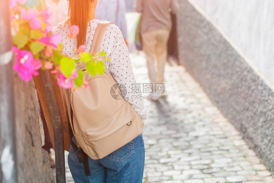 阳光下背着包的女孩背影图片