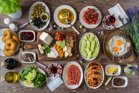 传统土耳其早餐用木制桌上的传统土制茶叶供应在木桌边果酱糕点村庄图片