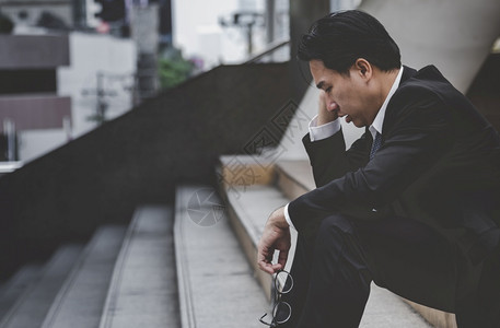 失业者危机谁经济衰退压力和失业绝望办公室人们在萧条的情况下感到压力中年人绝望低经济危机强调失业概念不开心新冠灾难图片