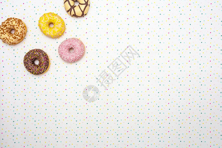 各种样的放圆形种彩色美味甜圈带有节日明星背景庆典概念顶部视图空间用于文本背景派对概念图片