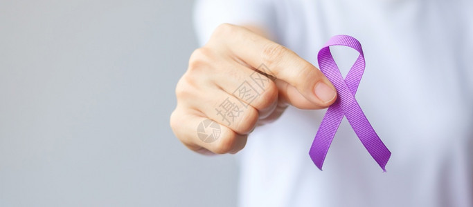 手拿紫色丝带用于提示预防老年痴呆症图片