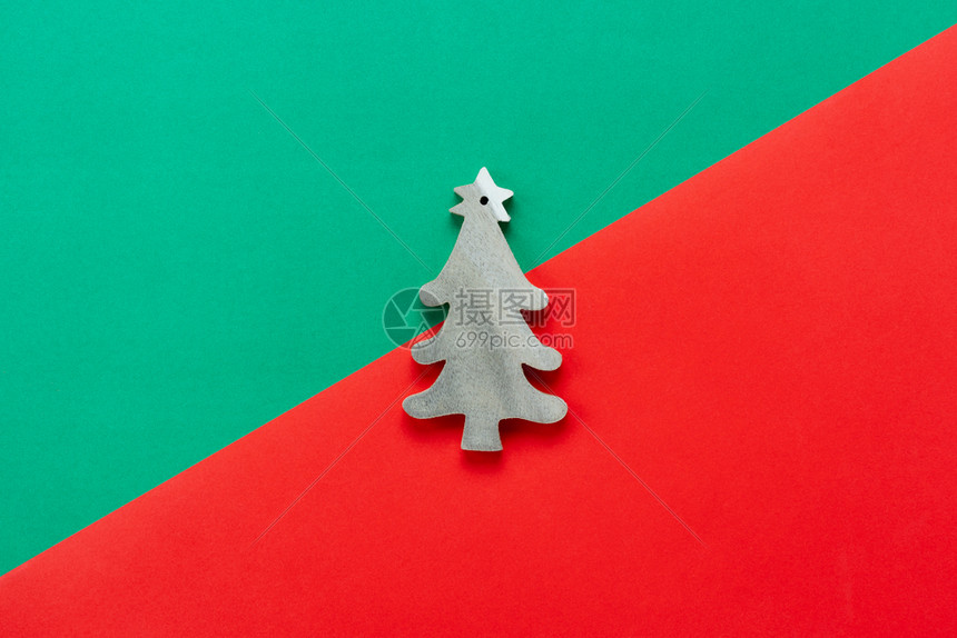 平坦的概念欢乐新年的装饰品概念Flat是基本物品现代生锈红绿纸背景上的木壁树在家庭工作室办公桌前台用红色绿纸卡片图片