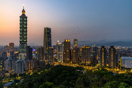 游客现代的台北美丽夕阳台北市的天际和摩大楼Skyscraper和其他现代市区建筑台北流行旅游景点的日落桥背景图片