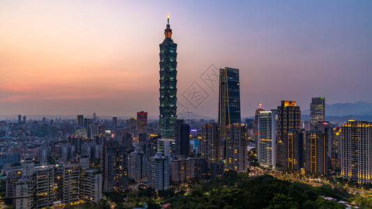 受欢迎的北美丽夕阳台北市的天际和摩大楼Skyscraper和其他现代市区建筑台北流行旅游景点的日落图片