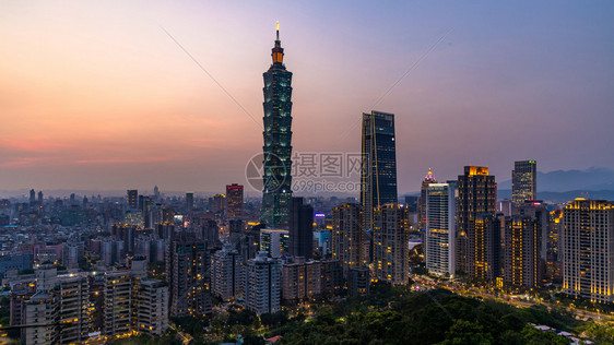 受欢迎的北美丽夕阳台北市的天际和摩大楼Skyscraper和其他现代市区建筑台北流行旅游景点的日落图片