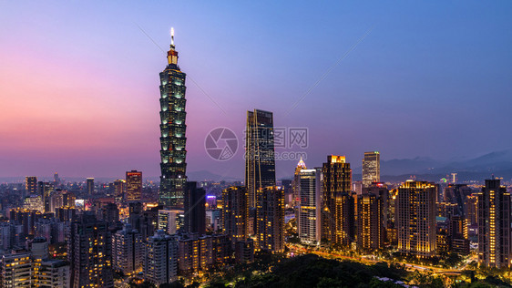 最高台北的美丽夕阳台北市的天际和摩大楼Skyscraper和其他现代市区建筑台北流行旅游景点的日落首都美丽的图片