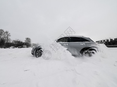 力量记录俄罗斯莫科2019年月4日汽车InfinitiQX70乘雪车行驶时的冬季照片驾雪车行驶时的冬季照片驾雪车行驶时的冬季照片图片