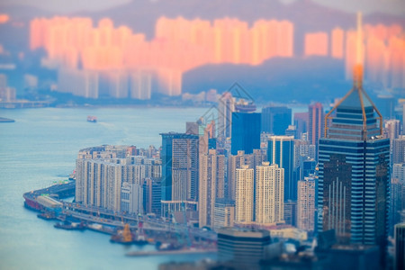 香港天际和维多利亚港日落时风景全及维多利亚港日落时空中观视目的地倾斜图片