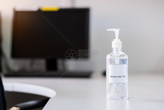办公室桌上的消毒酒精瓶图片