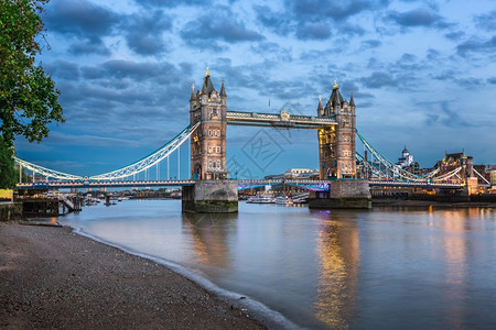 水晚间泰晤士河和塔大桥伦敦晚间联合金泰晤士河和塔大桥联合王国伦敦黑暗的日落图片