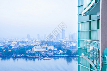 曼谷天际和清晨的ChaoPhraya河从高楼现代玻璃住宅大楼房顶阳台上宽度观测到广金属公寓图片