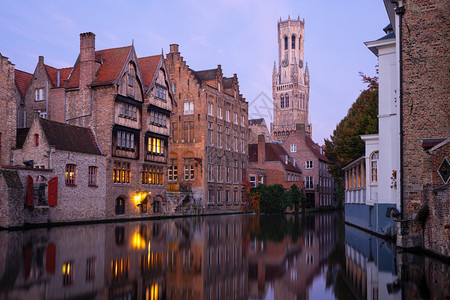 情绪清晨的心比利时布鲁日的频道与古老建筑物在水面上反射城市建筑学图片
