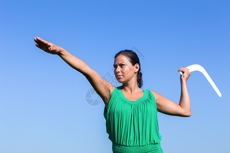 年轻的空气竞赛欧洲女人在蓝天空中扔白潮人图片