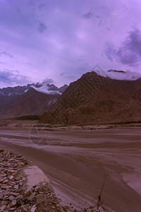 旅游天爬坡道巴基斯坦吉尔特俾提斯坦Skardu的Katpana寒冷沙漠流经巴基斯坦GilgitBaltistan的印度河图片