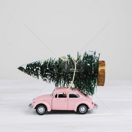 桌子白色的清晰度和高品质的美丽摄影微型汽车与圣诞树高质量和清晰度的美光照片概念优质和清晰度的漂亮照片设计精美蓝色的图片