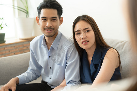 专业的亚洲夫妇坐在心理治疗室的沙发上通过医生保健和疾病概念咨询心理健康问题与疾病概念和观点沮丧丈夫图片
