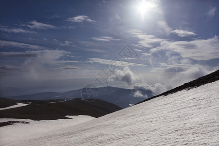 季节清晨阳光照亮了山地风景覆盖着雪的山地风景还有雪和晨太阳苍白极好的图片