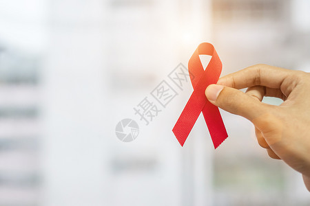 积极的帕努瓦12月世界艾滋病日意识月男子持有红丝带以支人们生活和疾病保健安全行为概念健康护理和安全行为了图片