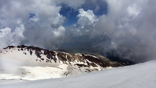 完美的清晨阳光照亮了山地风景覆盖着雪的山地风景还有雪和晨太阳极好的早图片