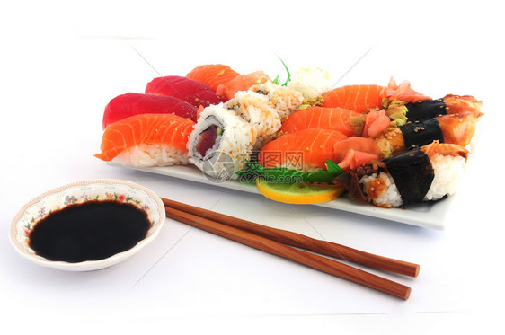 红色的新鲜传统以白色背景加州寿司卷配有金鱼蔬菜和不成熟酱片的日本餐厅菜单在白色背景的加利福尼亚寿司卷上孤立的日本食品图片