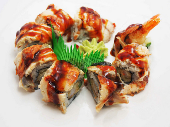 开胃菜以白色背景的加州寿司卷配有金鱼蔬菜和不成熟酱片的日本餐厅菜单在白色背景的加利福尼亚寿司卷上孤立的日本食品海鲜藻图片