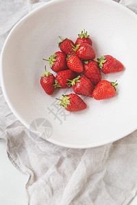 乡村多汁美味成熟的草莓在盘子上顶视图铭文的地方多汁成熟的草莓在盘子上顶视图铭文的地方最佳红色图片