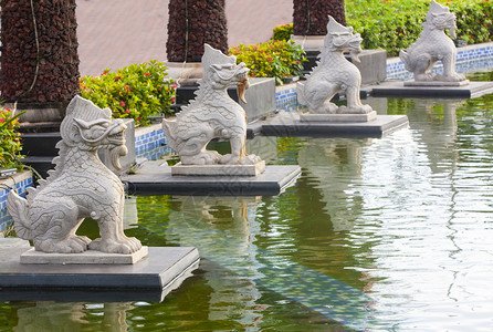 亚洲人青铜泰国海南岛三亚的狮子雕塑图片
