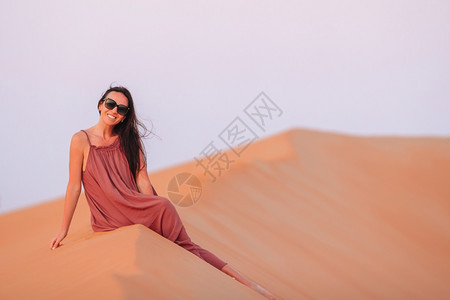广阔的荒芜阿联酋世界上最大沙漠丘中的美女阿拉伯联合酋长国沙漠丘中的女孩图片
