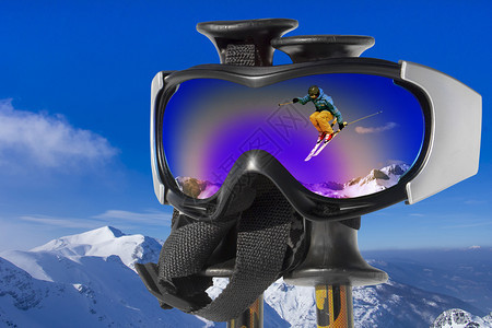 滑雪者护目镜的反射图片