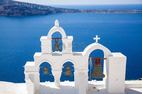 爱琴海伊亚Caldera岛爱海沿岸传统白色建筑的风景旅行背圣托里尼基克拉泽斯图片