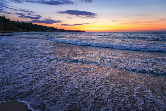 令人惊叹的海流波浪广角风景美丽的海上第一射线照亮的美景支撑光线日落图片