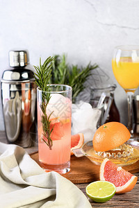 食物液体饱和的在柑橘水果饮料的桌上加玫瑰和石榴的金鸡尾酒图片