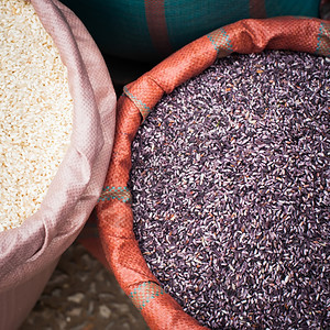 白色的紫在亚洲市场销售的稻米有机食品背景情况单位美元为了图片